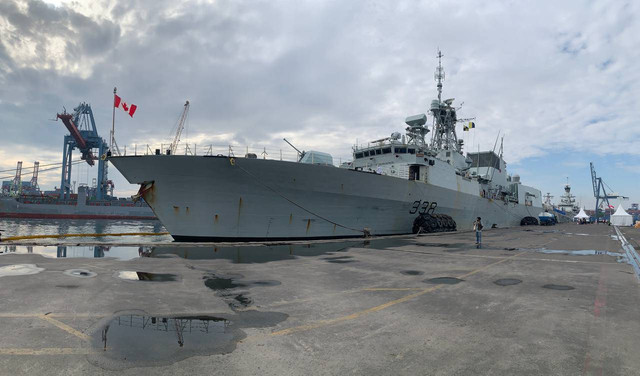 Kapal fregat milik Angkatan Laut Diraja Kanada, Her Majesty's Canadian Ship (HMCS) Winnipeg, yang berlabuh di Pelabuhan Tanjung Priok, Jakarta, Rabu (31/8/2022). Foto: Jemima Shalimar/kumparan