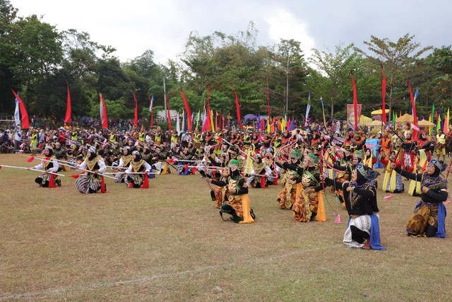 Pemerintah Kabupaten Kuningan, Jawa Barat, mengadakan tradisi Saptonan dan Panahan Tradisional saat memperingati Hari Jadi ke-524 Kuningan. (Andri)