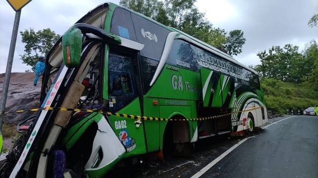 Bus pariwisata asal Solo mengalami kecelakaan tunggal di Jalan Mangunan, Imogiri, kabupaten Bantul. Foto: Arfiansyah Panji Purnandaru/kumparan