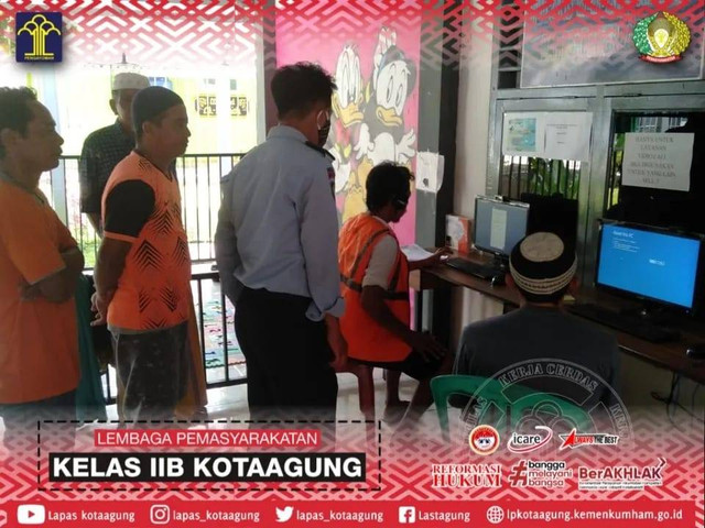 WBP Mengantre untuk Gunakan Layanan Videocall Dikawal oleh Petugas (Dok. Humas Lastagung)