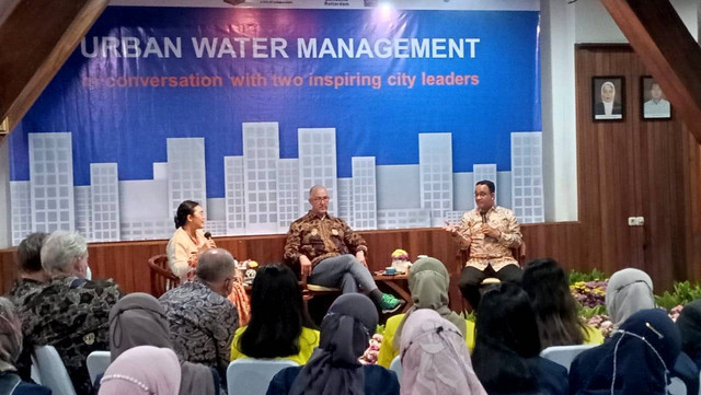 Gubernur DKI Jakarta Anies Baswedan dan Wali Kota Rotterdam Ahmed Aboutaleb bertemu di Museum Bahari, Penjaringan, Jakarta Utara, Jumat (2/9/2022). Foto: Fadlan/kumparan