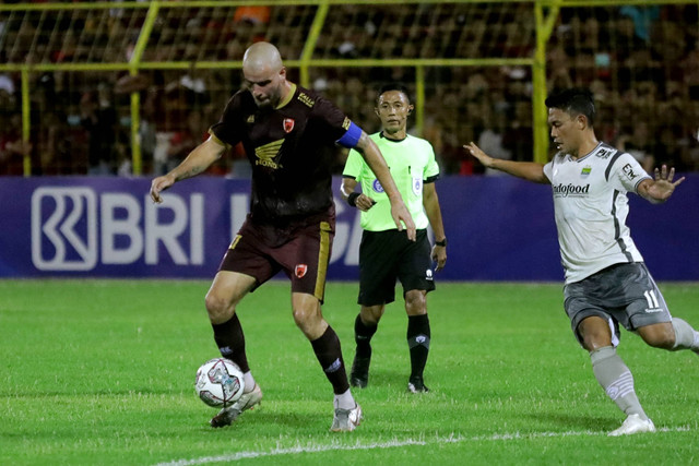 Pesepak bola PSM Makassar Willem Jan Pluim (kiri) berusaha melewati pesepak bola Persib Bandung Dedi Kusnandar (kanan) pada laga BRI Liga 1 di Stadion Gelora BJ Habibie, Pare-Pare, Sulawesi Selatan, Senin (20/8/2022). Foto: PSM/ABHE/ANTARA FOTO