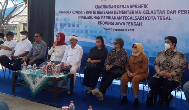 Anggota Komisi IV DPR RI bersama Kementerian Kelautan dan Perikanan (KKP) berkunjung ke Pelabuhan Perikanan Tegalsari Kota Tegal, Jawa Tengah, Jumat (2/9/2022) (Istimewa)