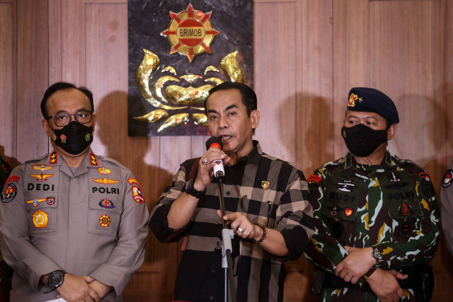 Dirtipidum Bareskrim Polri Brigjen Pol Andi Rian Djajadi bersama Kadiv Humas Polri Irjen Pol Dedi Prasetyo memberikan keterangan pers di Mako Brimob, Kelapa Dua, Depok, Jawa Barat, Kamis (11/8/2022). Foto: Asprilla Dwi Adha/Antara Foto