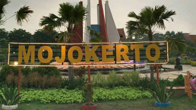Alun-alun Mojokerto on ekomendasi tempat nongkrong di Mojokerto article, photo google street view	