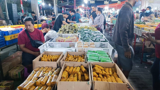 Aktivitas pedagang kue subuh di Pasar Senen, Sabtu (3/9/2022). Foto: Narda Margaretha Sinambela/kumparan