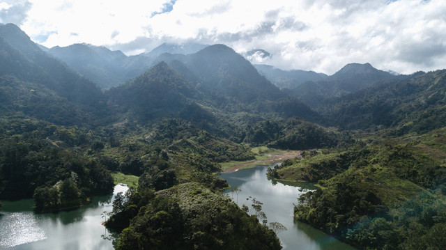 https://unsplash.com/@estebanbenites - emas dan perak di benua amerika ditemukan di honduras dan
