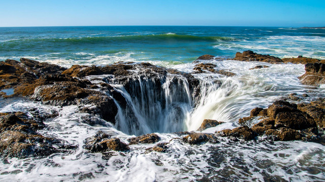 Sumur Thor atau Thor's Well di Oregon, Amerika Serikat. Foto: lu_sea/Shutterstock