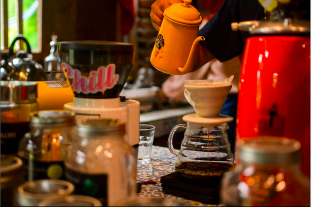 Barista Dongeng Kopi Jogja (DKJ) melayani pesanan pelanggan. Foto: Dok. Dongeng Kopi Jogja