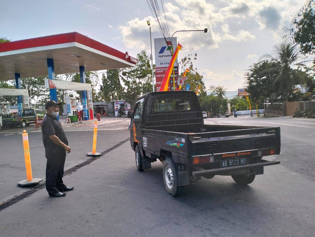 Sebuah mobil yang tak bisa masuk ke SPBU di Gunungkidul yang ditutup sementara usai pemerintah naikkan harga BBM, Sabtu (3/9/2022). Foto: Erfanto/Tugu Jogja