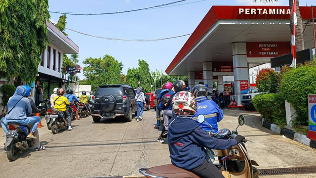 Antrean mengular, di SPBU Jatipadang, Pasar Minggu, Jakarta Selatan, usai Jokowi umumkan harga BBM naik, Sabtu (3/9/2022). Foto: Muhammad Darisman/kumparan