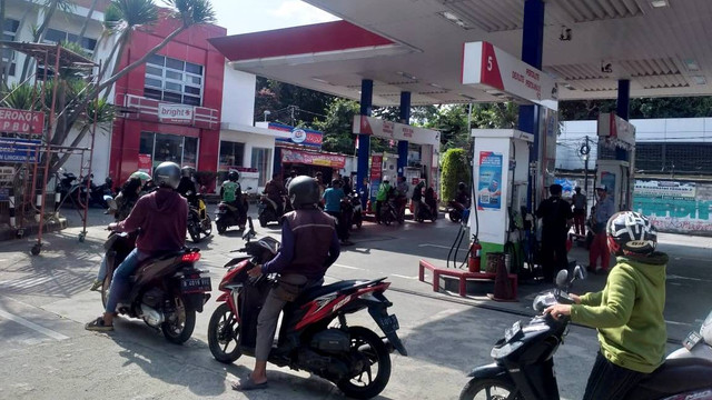 Suasana di SPBU Kemanggisan, Jakarta Barat, usai kenaikan BBM terlihat kondusif, Sabtu (3/9/2022). Foto: Paulina Herasmaranindar/kumparan