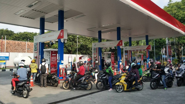 Antrean sepeda motor di SPBU Semarang mengular panjang usai kenaikan harga BBM, Sabtu (3/9/2022). Foto: Intan Alliva Khansa/kumparan