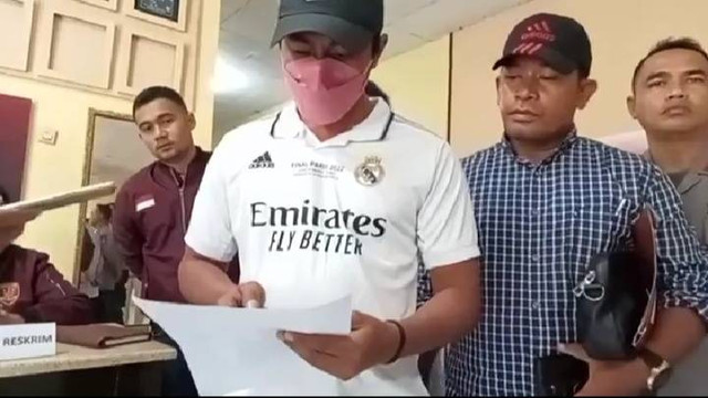 Arianto Maradjabessy, pelaku kasus dugaan pemukulan terhadap redaktur cermat.co.id, saat menyampaikan permohonan maaf dalam konferensi pers di Polres Tidore. Foto: tangkapan layar.