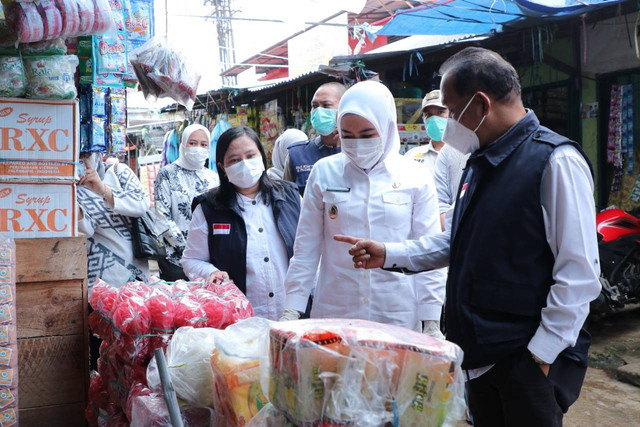 Wakil Wali Kota Palembang bersama BBPOM Palembang sidak pasar tradisional. Foto: Istimewa
