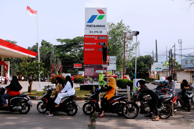 Pengendara sepeda motor mengantre untuk membeli BBM bersubsidi, usai pengumuman kenaikan harga BBM, di SPBU Pertamina, di Bekasi, Sabtu (3/9/2022). Foto: Ajeng Dinar Ulfiana/REUTERS