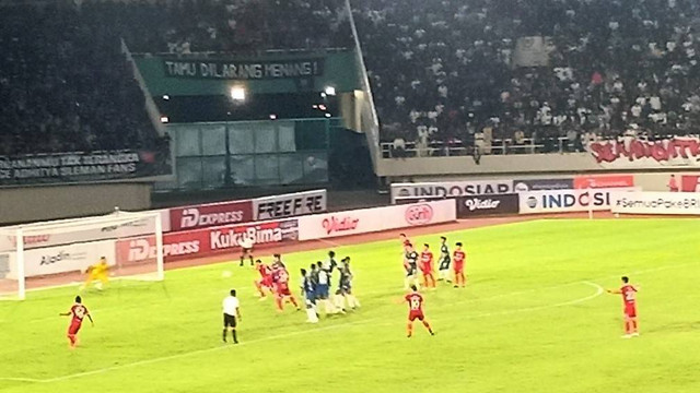 Pertandingan antara Persis Solo versus PSIS Semarang di Stadion Manahan Solo yang berakhir imbang tanpa gol, Sabtu (03/09/2022). FOTO: Agung Santoso