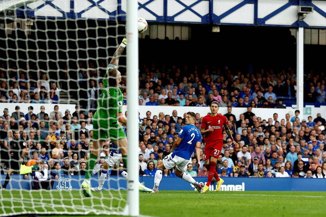 Kiper Everton Jordan Pickford menyelamatkan tembakan dari Liverpool di Goodison Park, Liverpool, Inggris, Sabtu (3/9/2022). Foto: Action Images via Reuters/Jason Cairnduff
