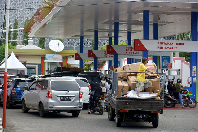 Sejumlah kendaraan roda empat dan roda dua antre saat mengisi bahan bakar minyak (BBM) di salah satu SPBU kawasan Kota Banda Aceh, Aceh, Sabtu (3/9/2022). Foto: Ampelsa/ANTARA FOTO