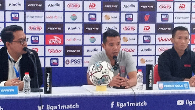 Caretaker Persis Solo, Rasiman, memberi penjelasan usai pertandingan melawan PSIS Semarang di Stadion Manahan Solo, Sabtu (03/09/2022). FOTO: Agung Santoso