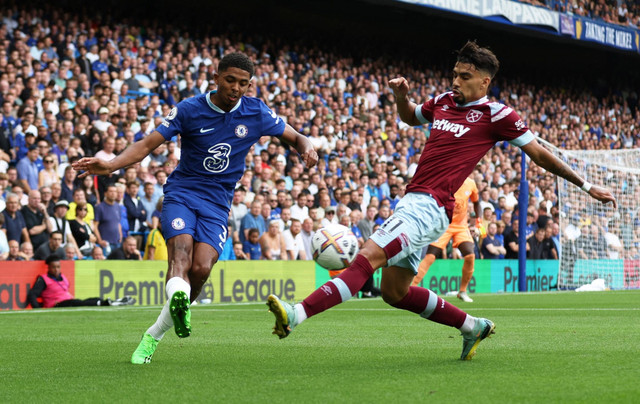 Pemain Chelsea Wesley Fofana beraksi dengan pemain West Ham United Lucas Paqueta di Stamford Bridge, London, Inggris, Sabtu (3/9/2022). Foto: Action Images via Reuters/Matthew Childs