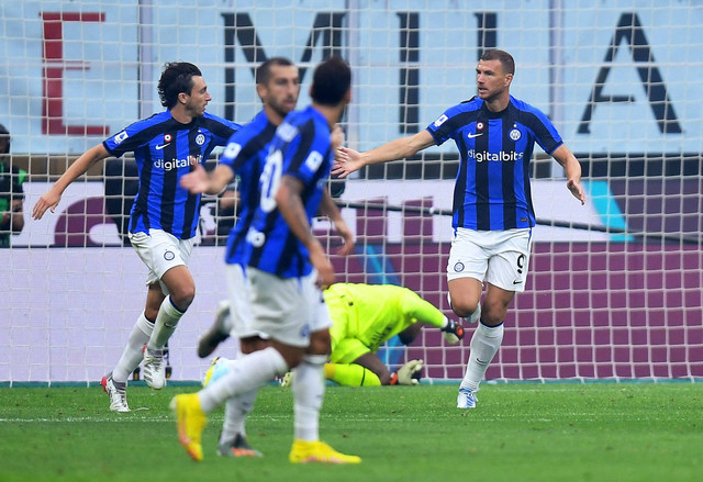 Pemain Inter Milan Edin Dzeko melakukan selebrasi usai mencetak gol kedua mereka dengan rekan setim di San Siro, Milan, Italia, Sabtu (3/9/2022). Foto: Daniele Mascolo/REUTERS