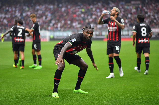 Pemain AC Milan Rafael Leao merayakan gol ketiga mereka saat melawan Inter Milan di San Siro, Milan, Italia, Sabtu (3/9/2022). Foto: Daniele Mascolo/REUTERS