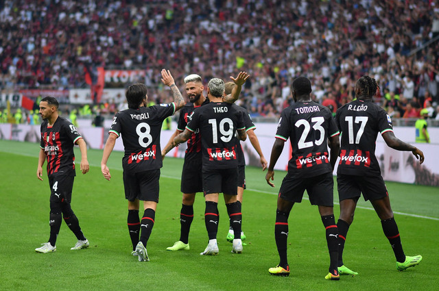 Pemain AC Milan Olivier Giroud merayakan gol keduanya bersama rekan setim mereka saat melawan Inter Milan di San Siro, Milan, Italia, Sabtu (3/9/2022). Foto: Daniele Mascolo/REUTERS