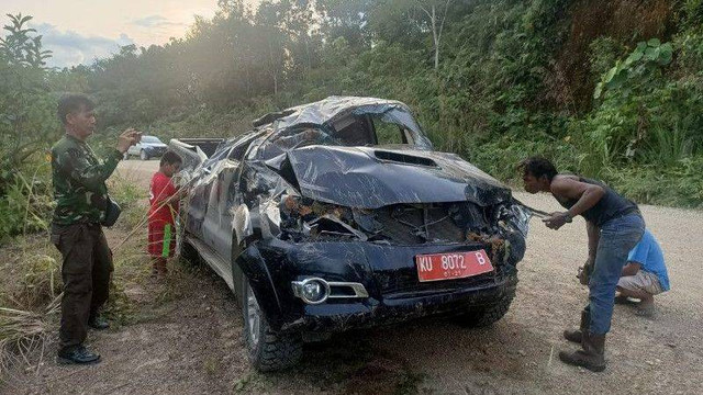 Mobil tim vaksinator COVID-19 masuk ke jurang di Bulungan, Kalimantan Utara.  Foto: Antara 