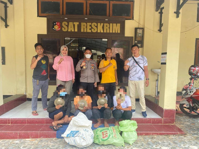 Empat emak-emak di Sultra ditangkap polisi usai mencuri perangkat alat musik gamelan Bali. Foto: Istimewa