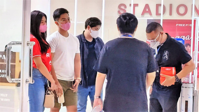 Putra bungsu Jokowi, Kaesang Pangarep dan kekasihnya, Erina Gudono di Stadion Manahan Solo, Sabtu (03/09/2022). FOTO: Fernando Fitusia