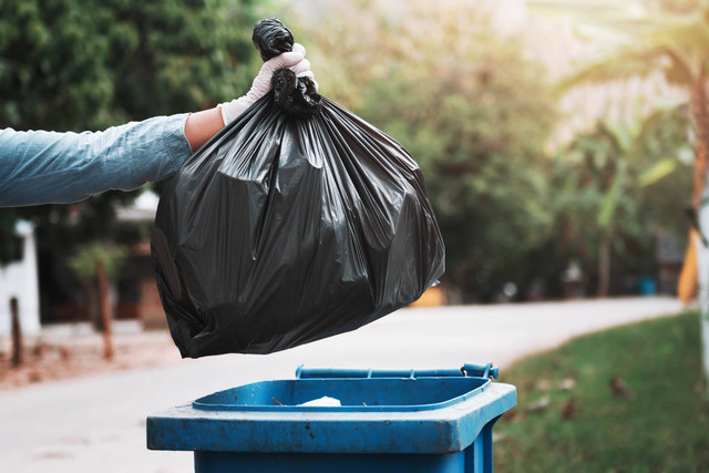 Ilustrasi Membersihkan Tong Sampah di Rumah. Foto: Shutterstock