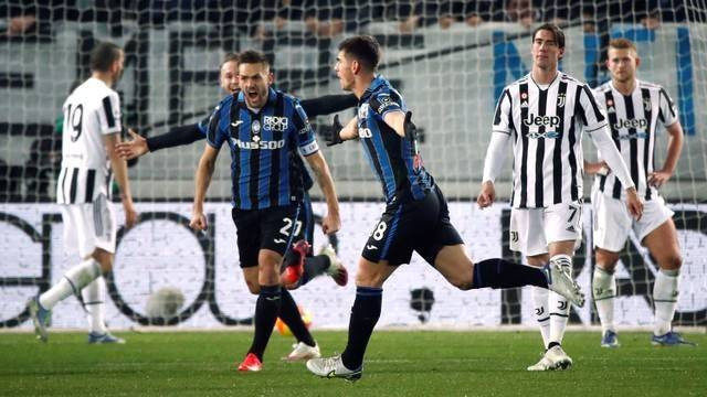 Selebrasi pemain Atalanta usai mencetak gol ke gawang Juventus pada pertandingan lanjutan Liga Italia di Stadio Atleti Azzurri, Bergamo, Italia.Foto: Alessandro Garofalo/REUTERS
