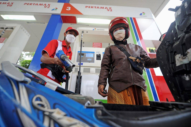 Pengisian BBM di SPBU Pertamina.  Foto: Pertamina
