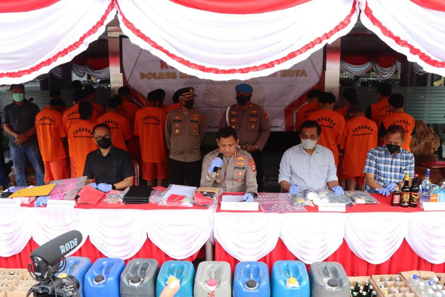 22 tersangka pelaku judi dihadirkan dalam jumpa pers di Polresta Tangerang, Minggu (4/9).  Foto: Dok. Istimewa