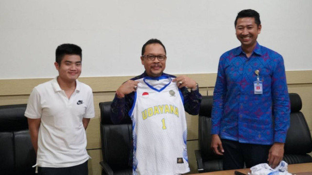 Wakil Rektor Bidang Kemahasiswaan Ngakan Putu Gede Suardana (tengah) bersama Cokorda Rai Adi Pramartha, Ph.D selaku Pembina UKM Basket Unud (kanan) - IST