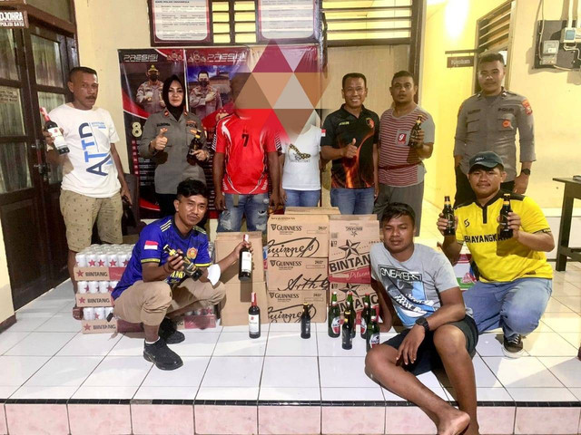 Ratusan botol miras saat diamankan di Mapolsek bersama dua orang pelaku. Foto: Istimewa
