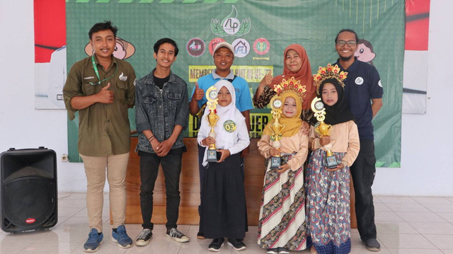 Fina (kiri) dan para Pemenang Lomba Menyanyi Tunggal ALP League Desa Lojejer. Foto: Haryo Pamungkas.