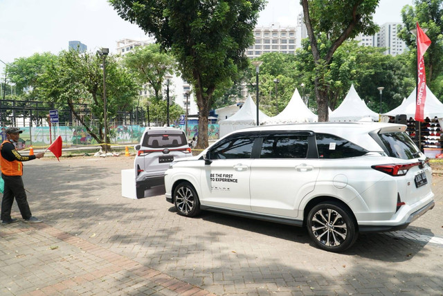 Uji coba fitur Pre-Collision Braking pada Toyota Veloz baru. Foto: dok. Toyota