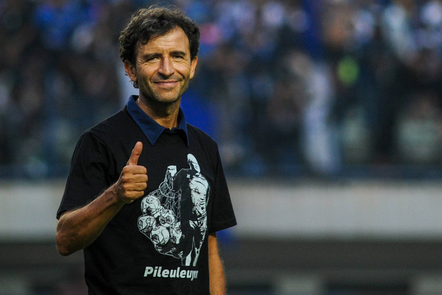 Pelatih Baru Persib Bandung Luis Milla berjalan keluar lapangan seraya mengacungkan jempolnya usai menjalani laga perdana pada pertandingan BRI Liga 1 di Stadion Gelora Bandung Lautan Api, Bandung, Jawa Barat, Minggu (4/9/2022).  Foto: Raisan Al Farisi/ANTARA FOTO