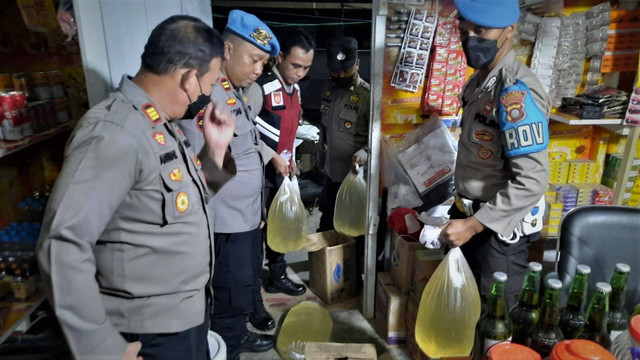 Aparat kepolisian Polres Gorontalo berhasil mengamankan ratusan botol minuman keras di sebuah warung milik warga berinisial NSI di Desa Huidu, Kecamatan Limboto Barat, Kabupaten Gorontalo. Minggu, (4/9). Foto: Dok istimewa