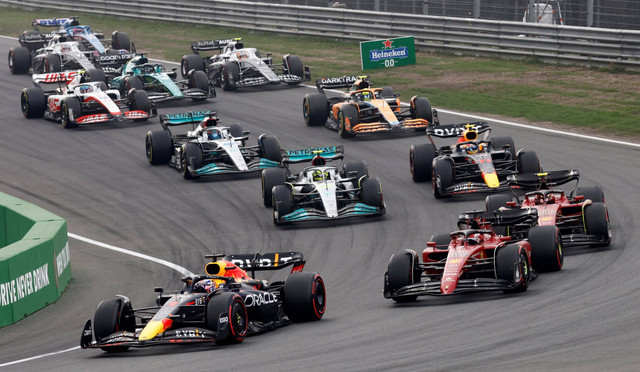 Sejumlah pebalap saat balapan F1 GP Belanda di Sirkuit Zandvoort, Zandvoort, Belanda, Minggu (4/9). Foto: Yves Herman/REUTERS