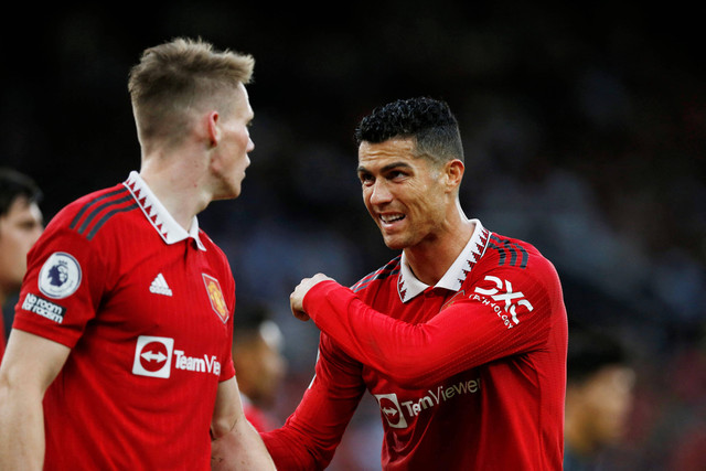 Pemain Manchester United Cristiano Ronaldo berbicara kepada Scott McTominay saat pertandingan di Old Trafford, Manchester, Inggris. Foto: Craig Brough/Reuters