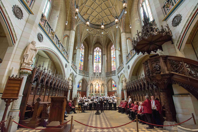 Ilustrasi menyanyi di gereja. Foto: Pornticha Wongyannava/Shutterstock
