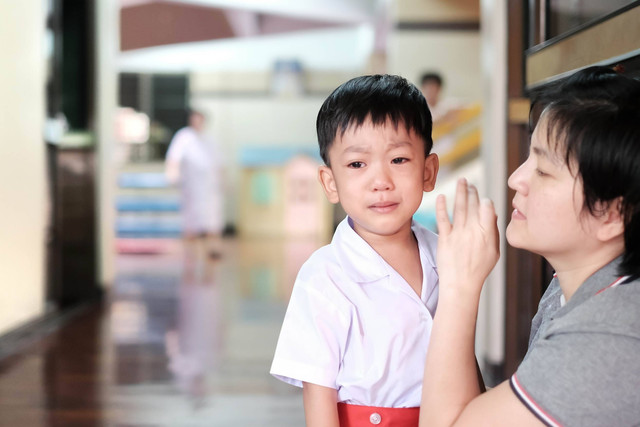 Ilustrasi anak takut masuk sekolah. Foto: Shutterstock