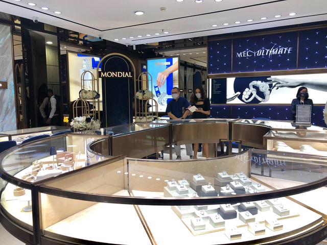 Butik Mondial di Mal Kelapa Gading 3. Foto: Nada Saffana/kumparan