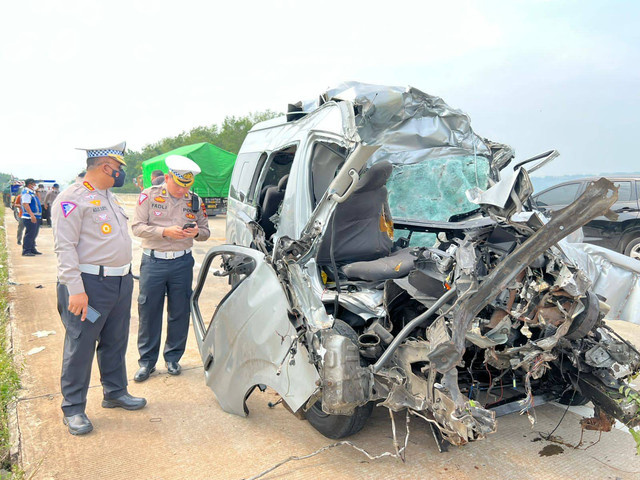 Kondisi mobil Toyota Hiace usai tabrak truk trailer di Tol Batang-Semarang, Senin (5/9/2022). Foto: Dok. Istimewa