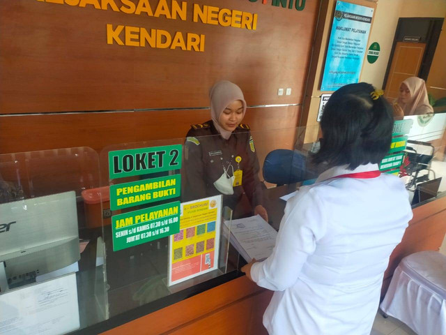 Penyerahan berkas perkara dugaan pelecehan seksual Profesor B dilakukan Unit VI/PPA Satreskrim Polresta Kendari ke Kejaksaan Negeri kendari