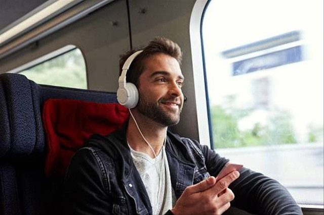 Ilustrasi pengguna aplikasi pemutar musik. Foto: unsplash.com
