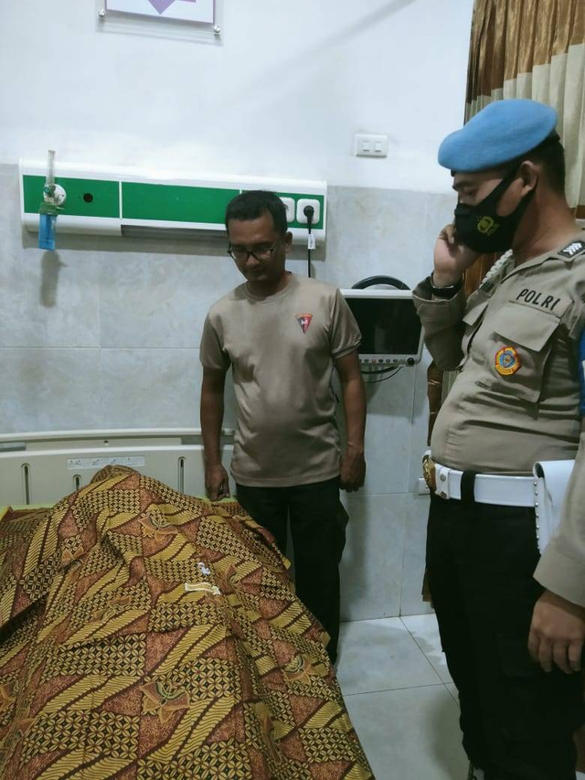 Jenazah Aipda Ahmad Karnain, Bhabinkamtibmas Polsek Way Pengubuan yang tewas ditembak sesama anggota polisi di Lampung Tengah. | Foto: Ist